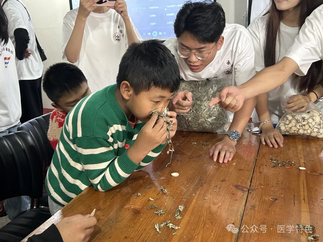 医学院“青春为中国式现代化挺膺担当”实践队走进丽江市家庭教育中心为孩子们送去关爱 第 10 张 医学院“青春为中国式现代化挺膺担当”实践队走进丽江市家庭教育中心为孩子们送去关爱 第 10 张