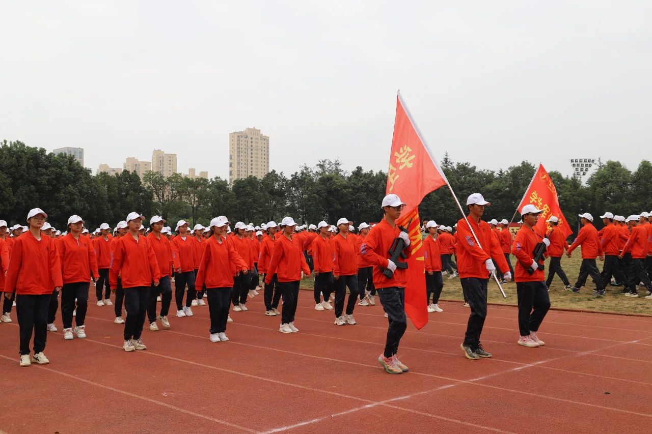 鲜衣怒马少年时 厉兵秣马点兵日——云南经济管理学院医学院军训结业典礼 第 4 张
