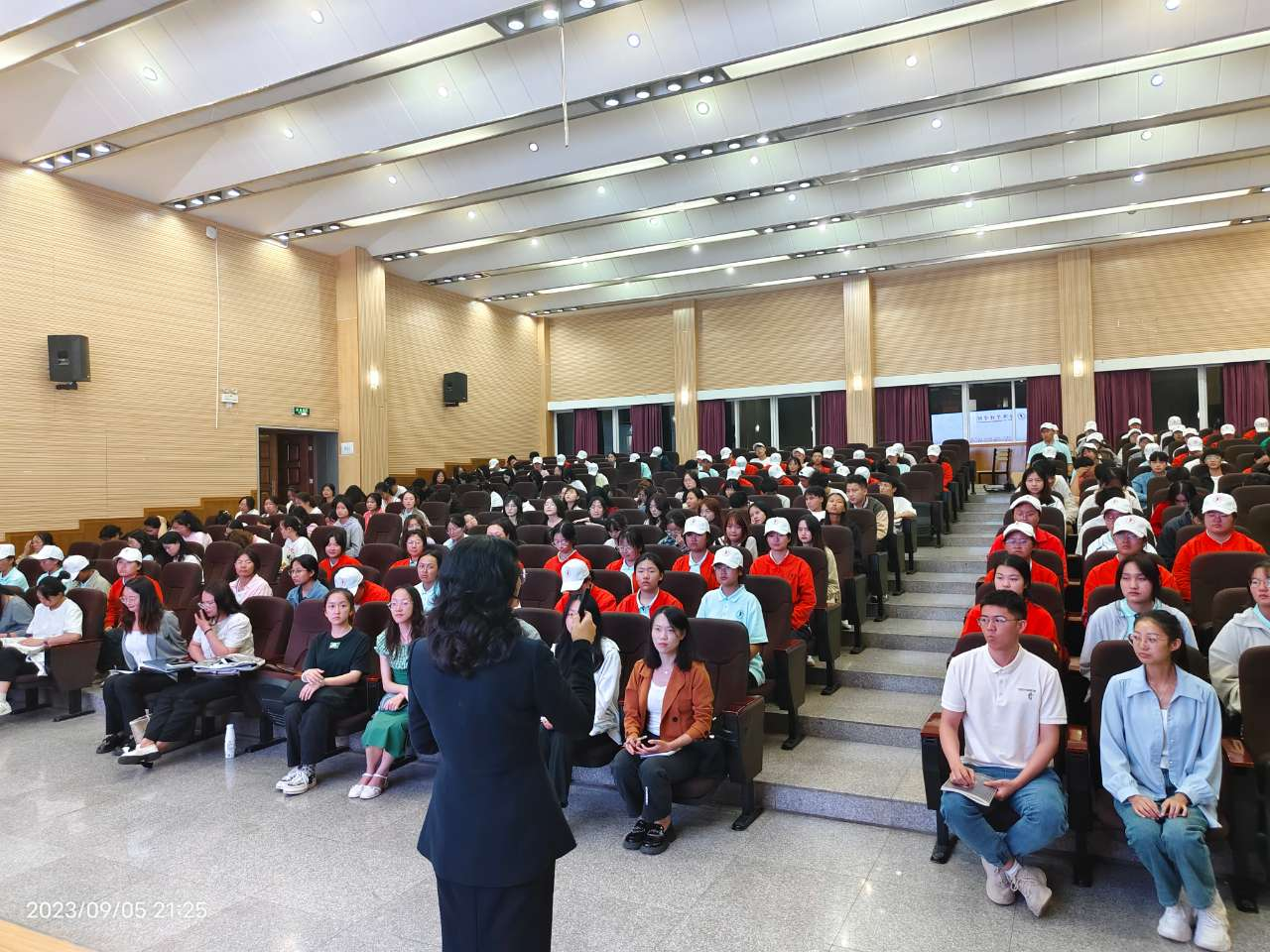 分析专业发展 做好思想教育——学科带头人与学生交流会 第 4 张