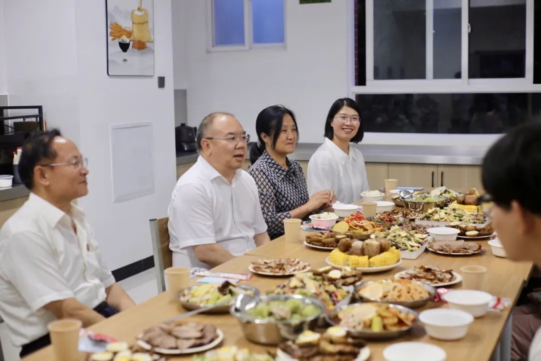 师生共融，情暖意浓——医学院举办校领导与新生“共进晚餐”活动 第 1 张