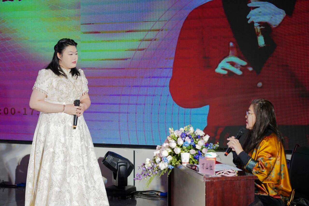 中国女高音歌唱家万山红老师莅临学校交流授课 第 4 张