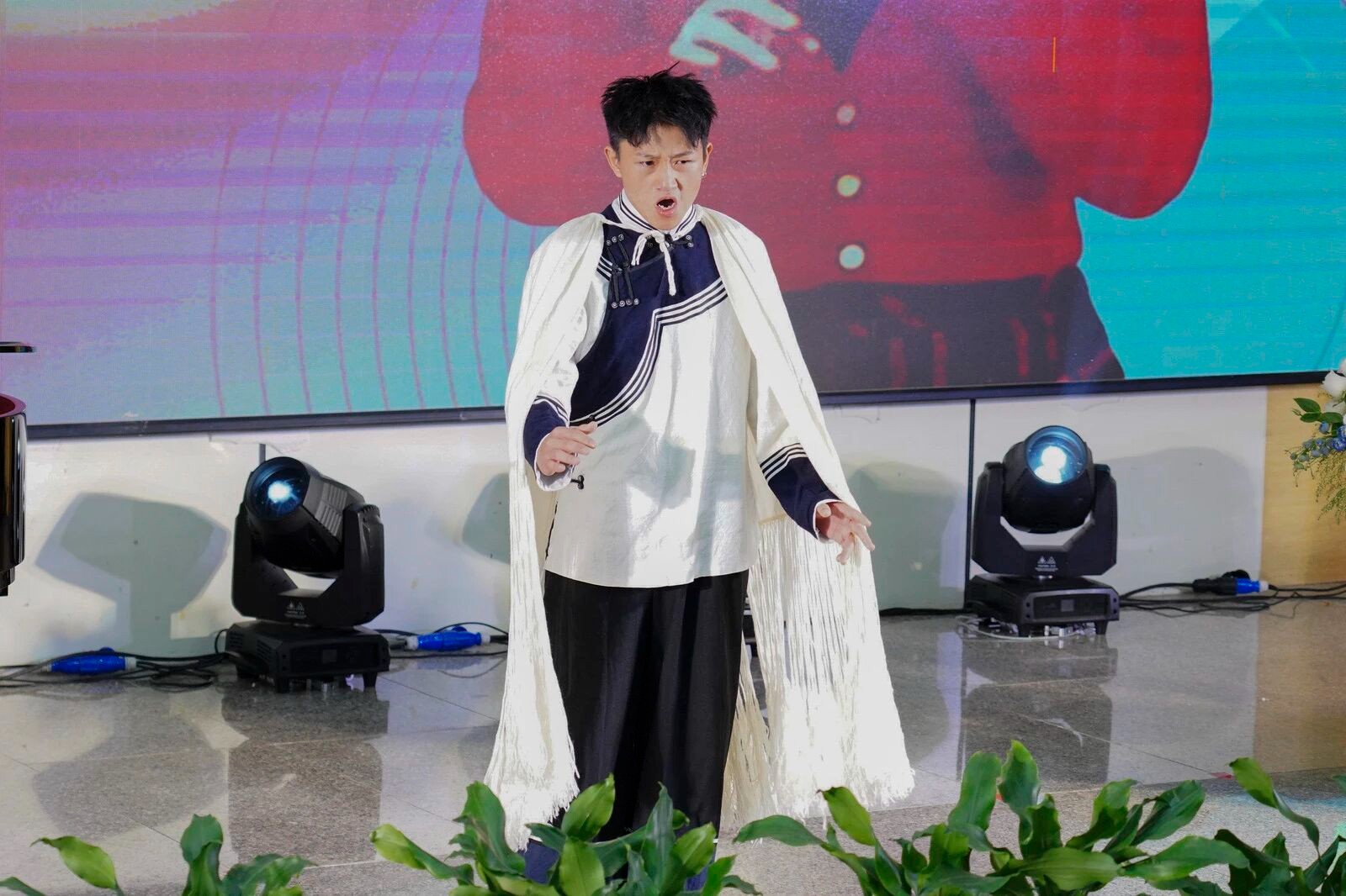 中国女高音歌唱家万山红老师莅临学校交流授课 第 3 张