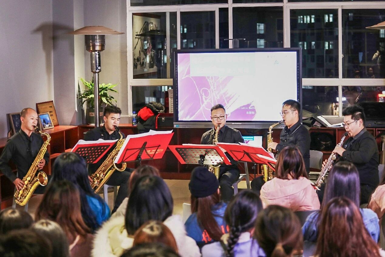 中国女高音歌唱家万山红老师莅临学校交流授课 第 12 张