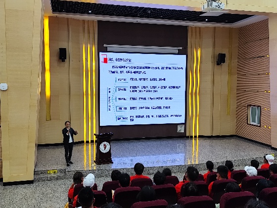 筑梦医药新时代,培育卓越接班人 ——云南经济管理学院医学院2025级药学、中药学专业新生入学教育专业宣讲会成功举行 第 4 张 筑梦医药新时代,培育卓越接班人 ——云南经济管理学院医学院2025级药学、中药学专业新生入学教育专业宣讲会成功举行 第 4 张