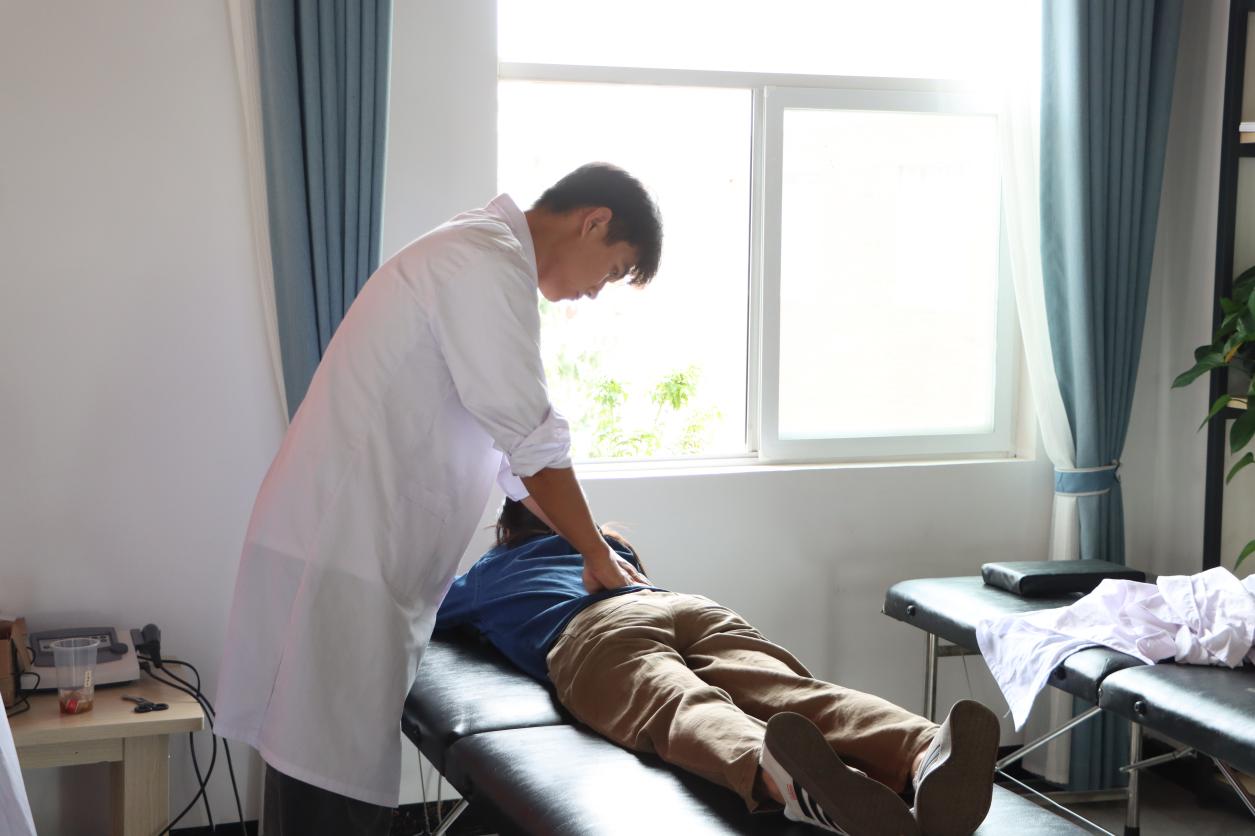 支部行动暖金秋 健康献礼教师节——云南经济管理学院医学院开展教师节党员义诊服务活动 第 12 张 支部行动暖金秋 健康献礼教师节——云南经济管理学院医学院开展教师节党员义诊服务活动 第 12 张