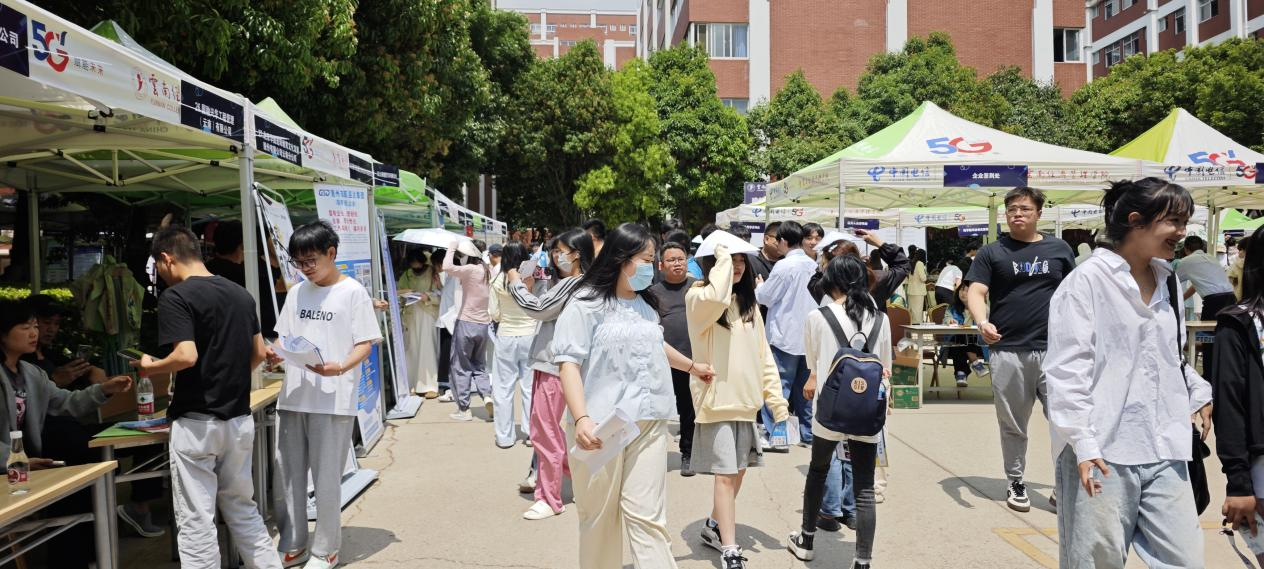 建筑工程学院&商学院联合招聘会暨就业服务嘉年华圆满举办 第 2 张