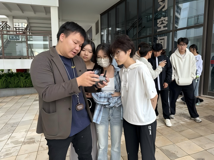 从理论到实操  校企携手为网媒学子插上无人机 “翅膀” 第 4 张