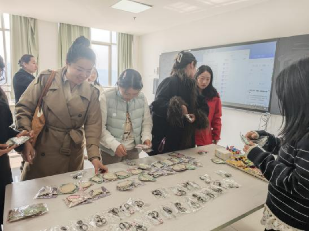 图片3.png 巧手匠心绽芳华 温情献礼妇女节——马克思主义学院工会庆“三八”主题活动 第 1 张