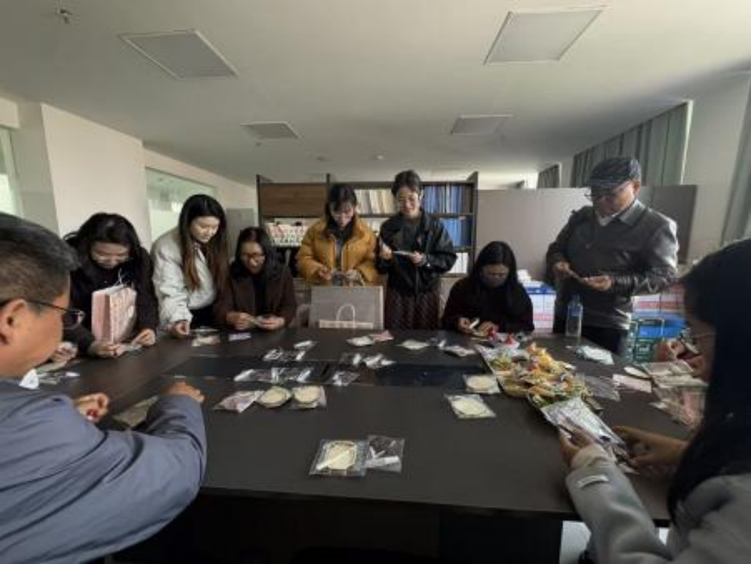 图片1.png 巧手匠心绽芳华 温情献礼妇女节——马克思主义学院工会庆“三八”主题活动 第 3 张