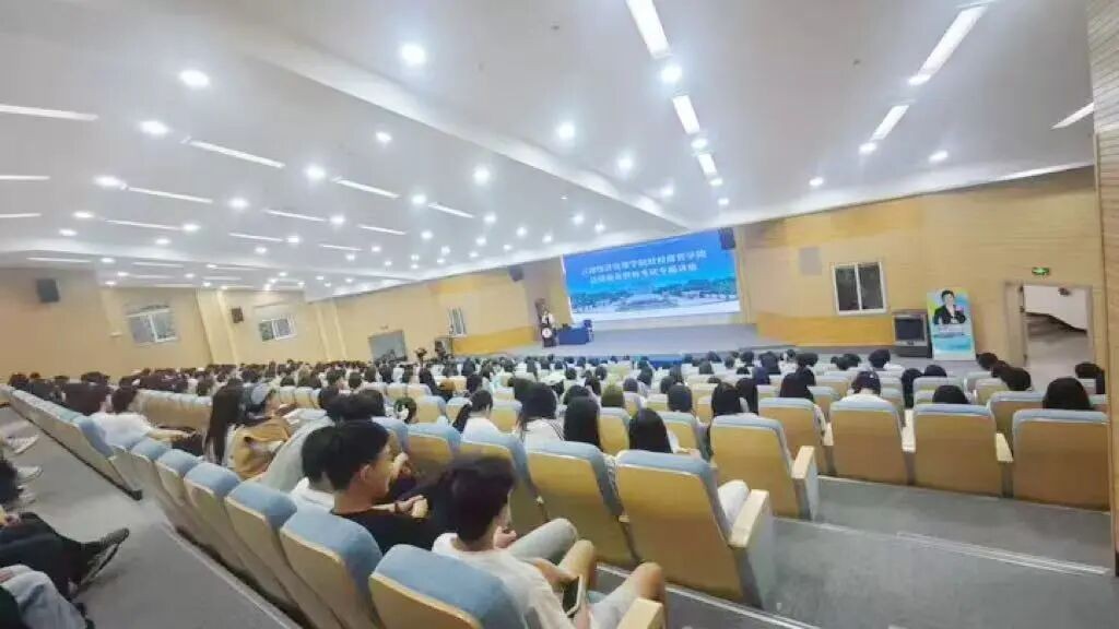 法考界“三国女皇”杨帆老师，来校开讲！ 第 3 张