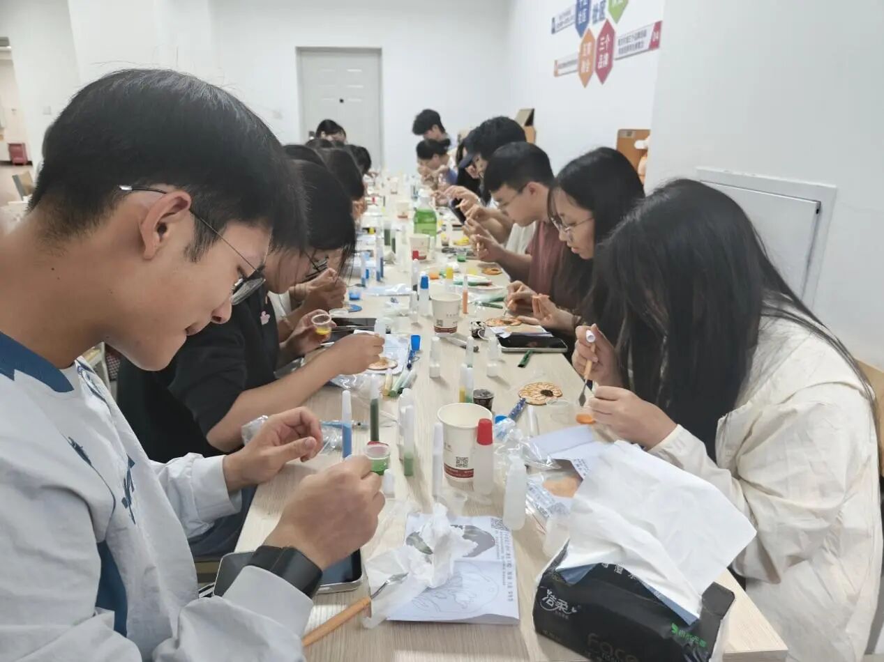 一站式学生社区 | 匠心润社区,珐琅添雅韵 智慧社区开展非遗掐丝珐琅体验课 第 3 张 一站式学生社区 | 匠心润社区,珐琅添雅韵 智慧社区开展非遗掐丝珐琅体验课 第 3 张